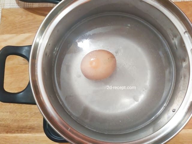 Варим разбитое яйцо