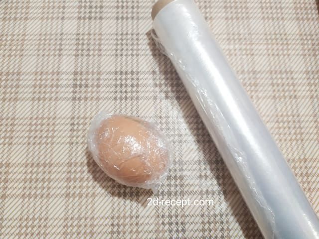 Обматываем яйцо пищевой пленкой