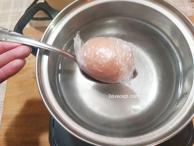 Варим яйцо в пищевой пленке