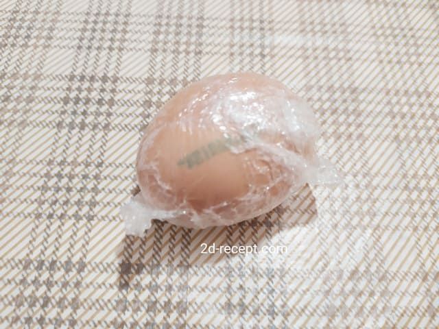 Сваренное в пленке яйцо