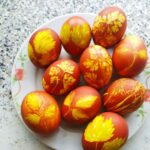 Яйца крашеные в луковой шелухе